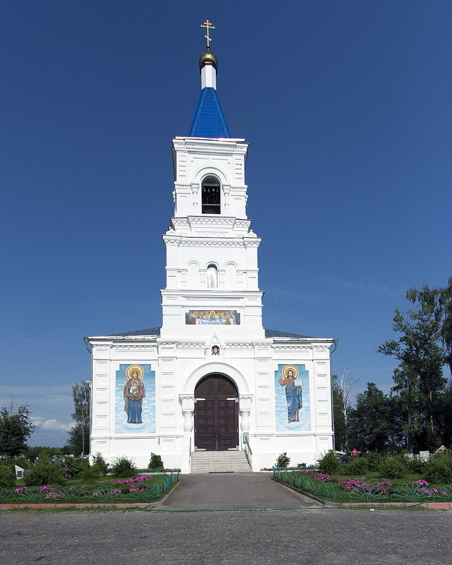 Колокольня храма с шатровым завершением